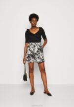 Z62T268 Women Anna Field Print T-Shirt Black - Image 2