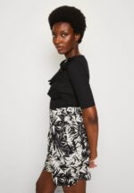 Z62T268 Women Anna Field Print T-Shirt Black - Image 4