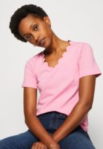 Z62T269 Women Anna Field Print T-Shirt Pink - Image 4
