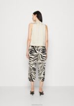 Z62T408 Women Anna Field Top Off-White - Image 3