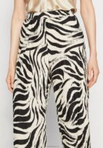 Z62T622 Women Anna Field Trousers Black/Off-White - Image 4