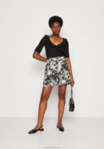 Z62T860 Women Anna Field Shorts Black/Off-White - Image 2
